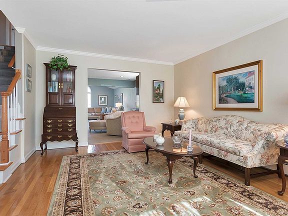 4th image of 17 Longworth Ave