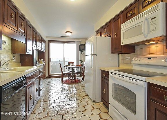 4th image of 7201 N Lincoln Ave APT 507