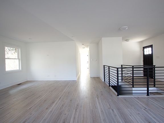 3rd image of 460 Castlewood Ln
