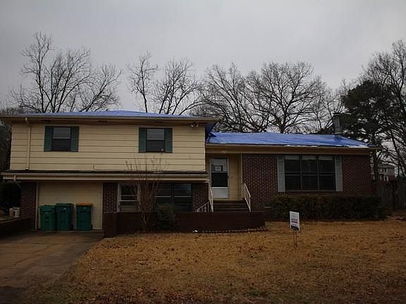 1st image of 400 E Elm St
