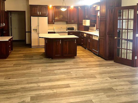 3rd image of 2902 Oakwood Dr
