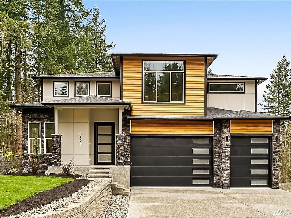 three car garage with large driveway for 10+ cars