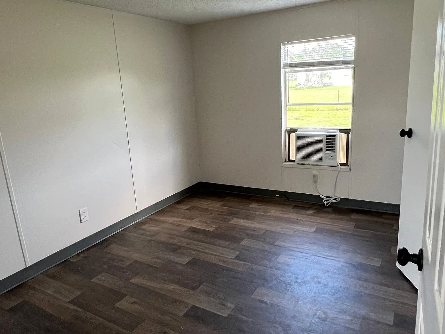 3 bed, 1100 sqft, $1,000 — Photo 3