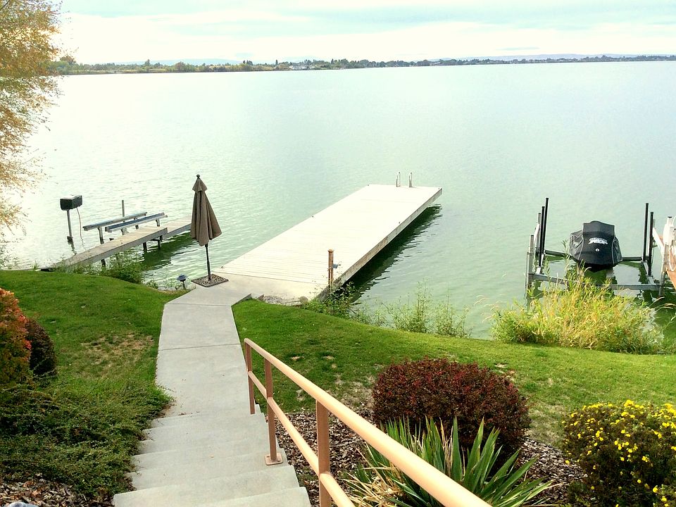 Steps down to the waterfront