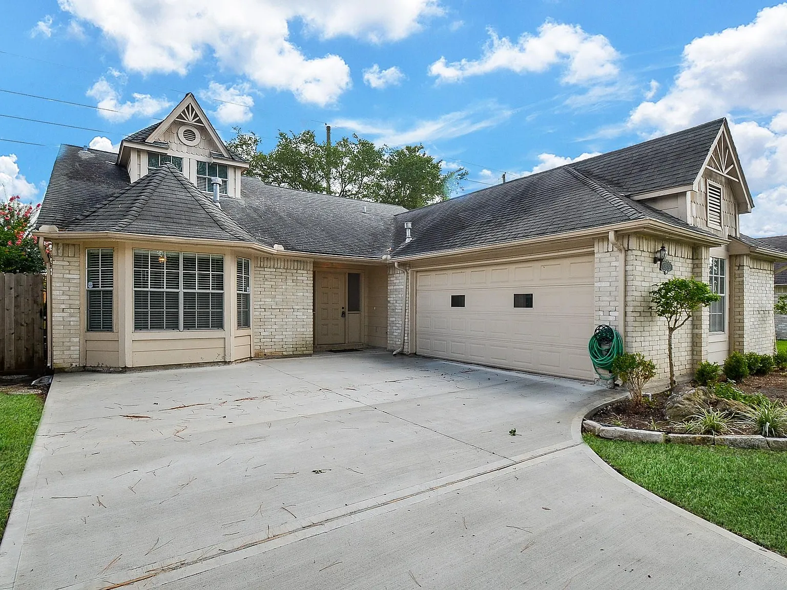 3 bed, 2.0 bath, 2226 sqft, $1,950 — Photo 2
