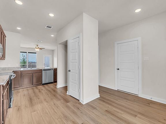 5th image of 931 James Parker Cir