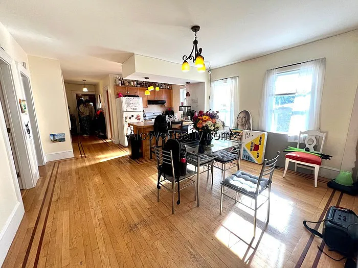 4 bed, 1.0 bath, $4,400 — Photo 2