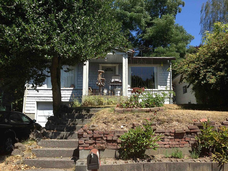 2nd image of 3024 NE Blakeley St