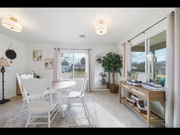 318 E Maple St — Photo 17