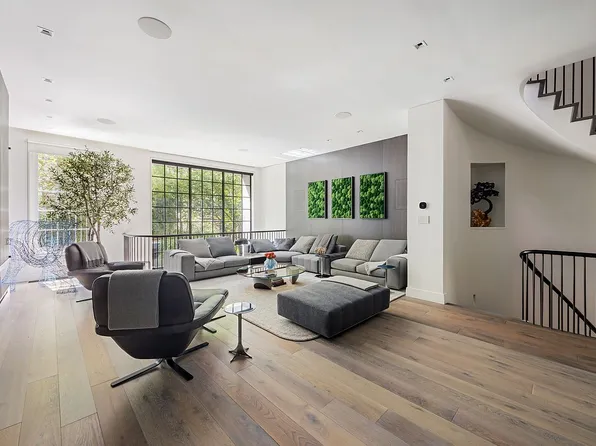 146 Waverly Pl, New York, NY 10014