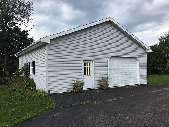 Detached garage 