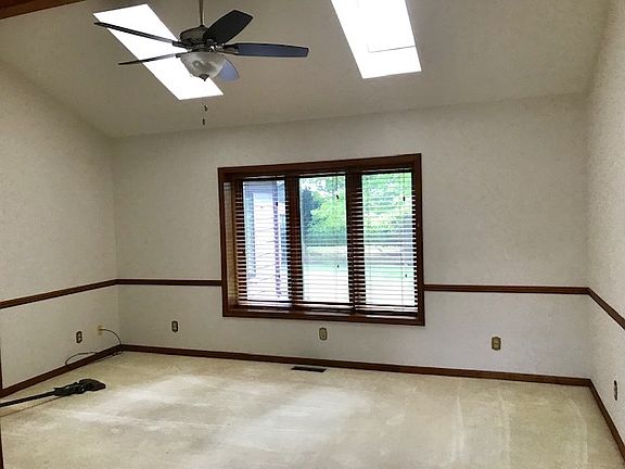4th image of 400 Bryant Circle Dr