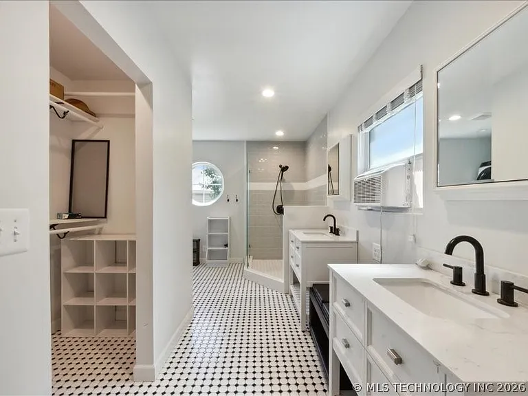 2704 E 13th St — Photo 16