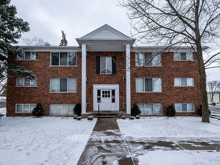 Elmwood Manor Apartments — Photo 1