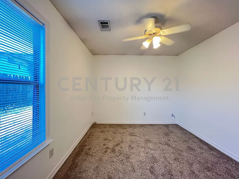 403 W Oak St — Photo 13