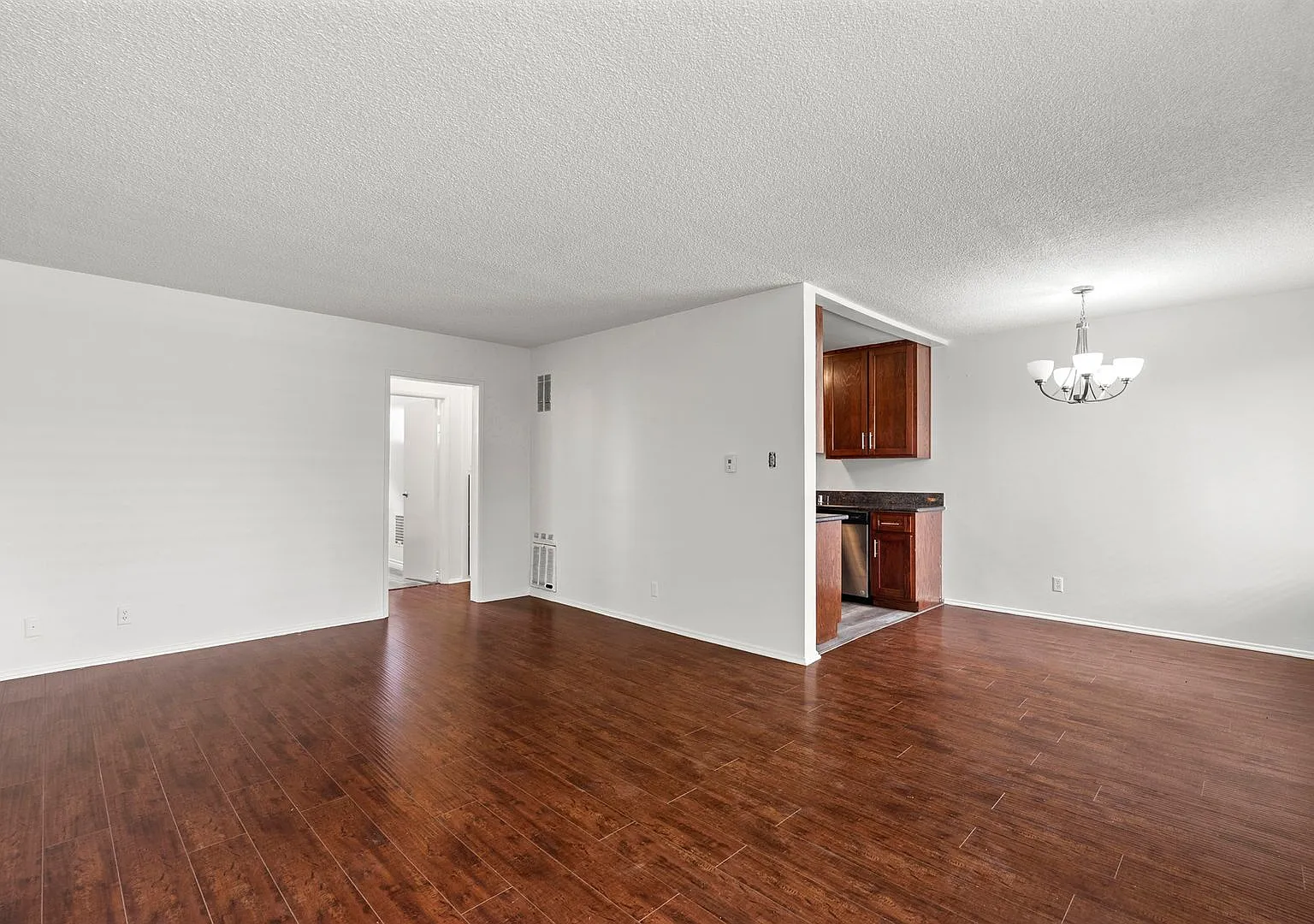 Spacious 2-Bedroom Near Beverly Hills 1 Month Free! — Photo 4