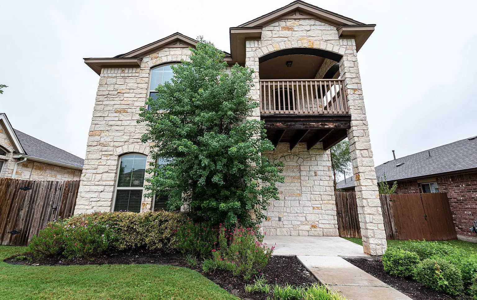 4BR / 2.5BA Home in Round Rock Covered Porch, Private Balcony & 2-Car Garage — Photo 1