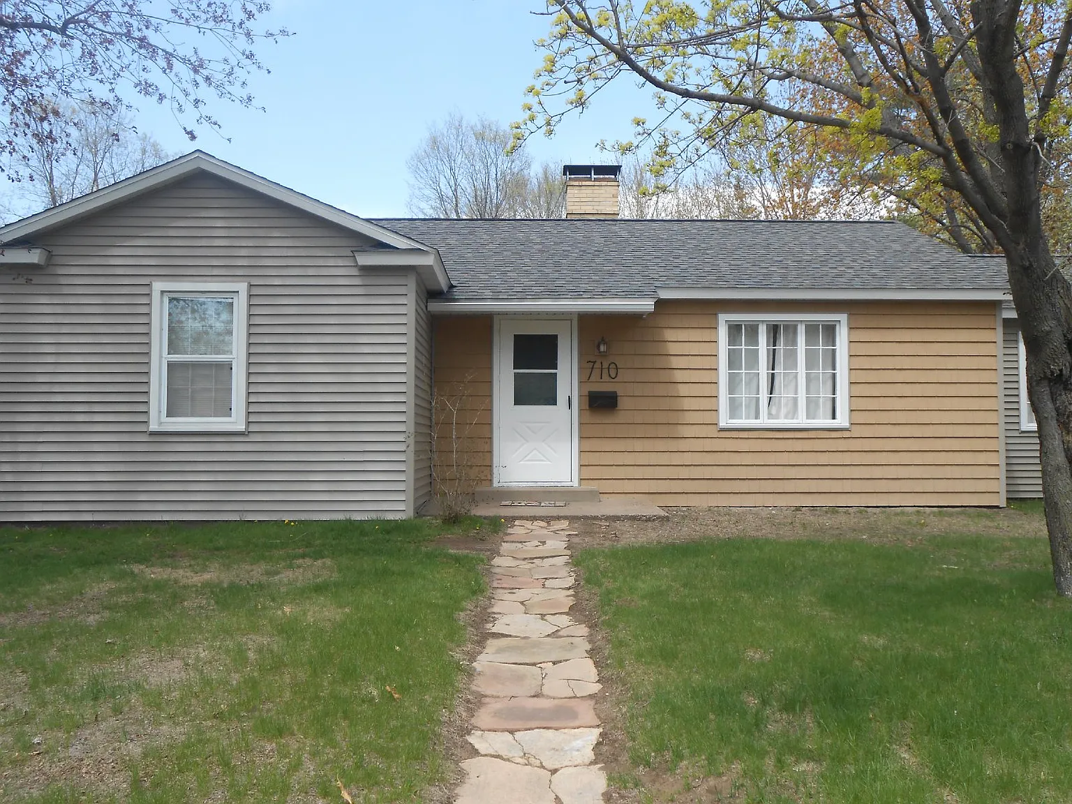 3 bed, 1.0 bath, 1318 sqft, $520 — Photo 1