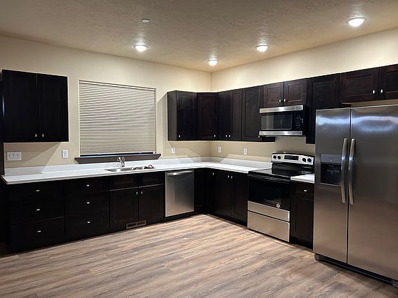 Unit B - Dishwasher, microwave, electric stove and fridge with filtered water