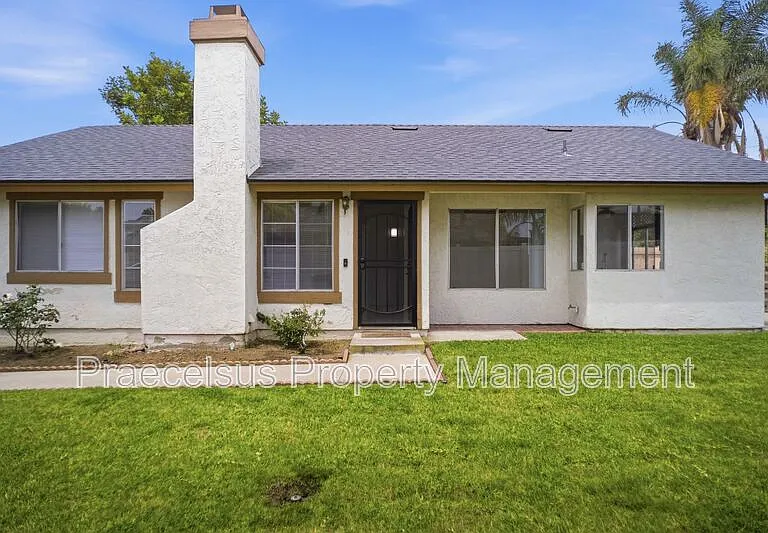 631 Hampshire Ln — Photo 2