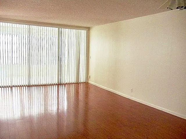 2 bed, 2.0 bath, 1100 sqft, $2,050 — Photo 2