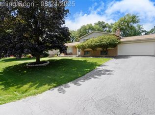 2970 Onagon Trl, Waterford, MI 48328
