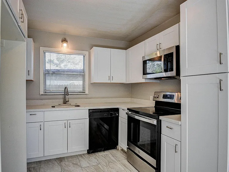 131 Lakewood Dr — Photo 3
