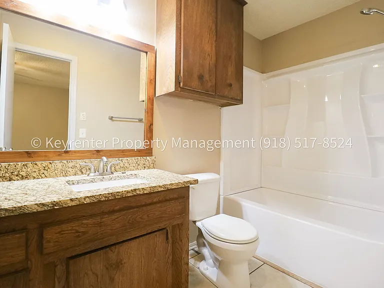 4902 S Gum Ave — Photo 71