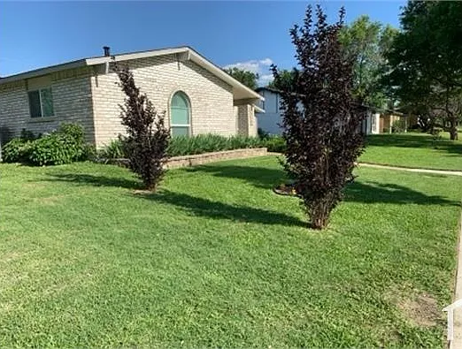 3614 Pinoak Dr — Photo 2