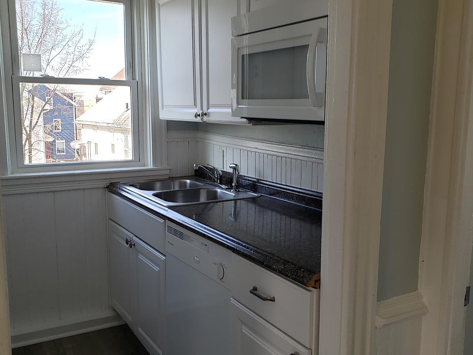 1st image of 271 Cowden St Floor 3