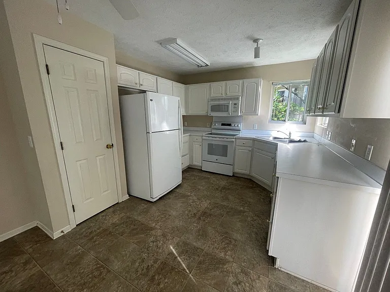 11709 S 27th St — Photo 11