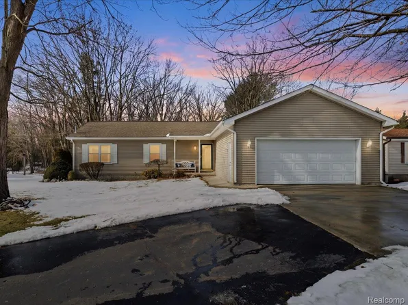 8431 Lakeshore Rd, Lakeport, MI 48059