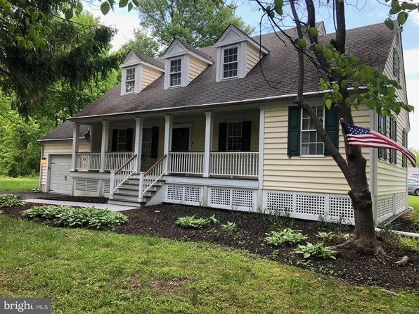 212 Apple St, Levittown, PA 19057