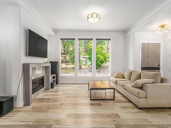 5th image of 8808 E Wellesley Ave