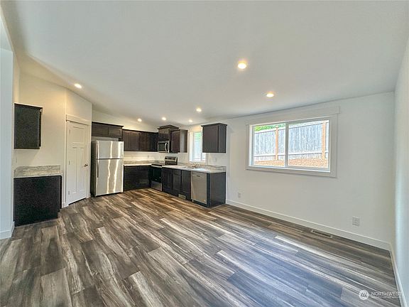 3rd image of 1604 Lake Drive