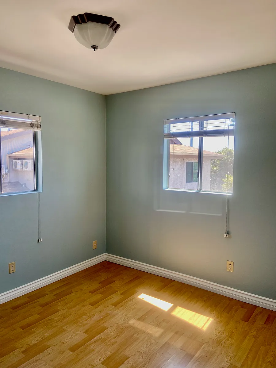 Building Photo - 2711 Bellevue Ave #5