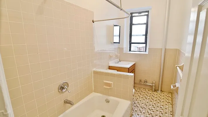 Rented by Park Property Advisors | media 5