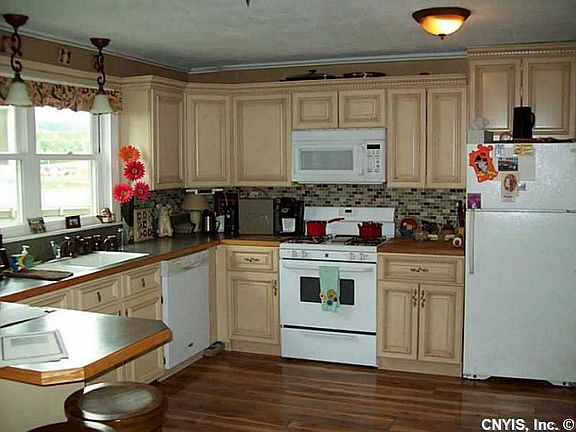 4th image of 6 Onondaga Ct