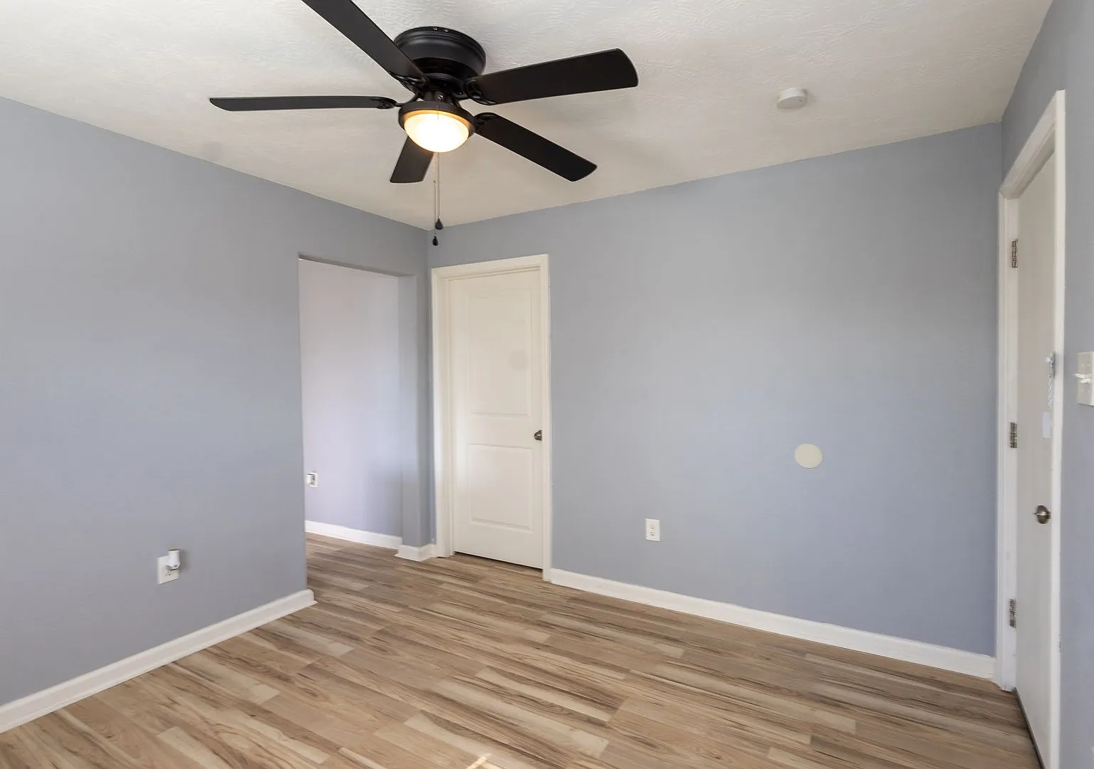 Cute 2 Bed / 1 bath home in Beaumont! Move in ready! — Photo 4