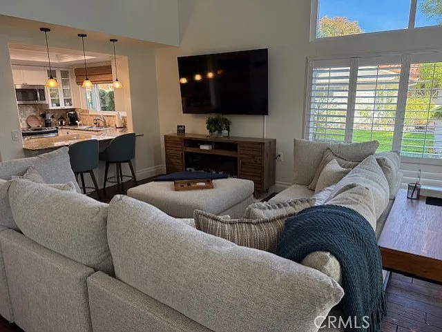 2 bed, 1305 sqft, $4,000 — Photo 3