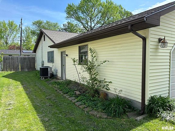 5th image of 617 S Surrey Ln