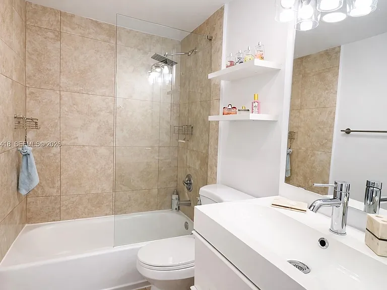 7501 E Treasure Dr #7L — Photo 16