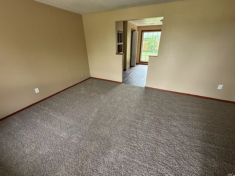 4012 SE 47th St — Photo 2