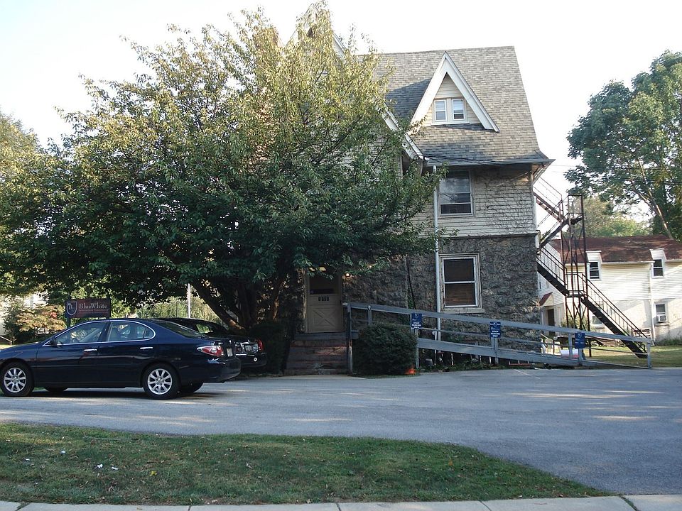 2nd image of 1122 County Line Rd