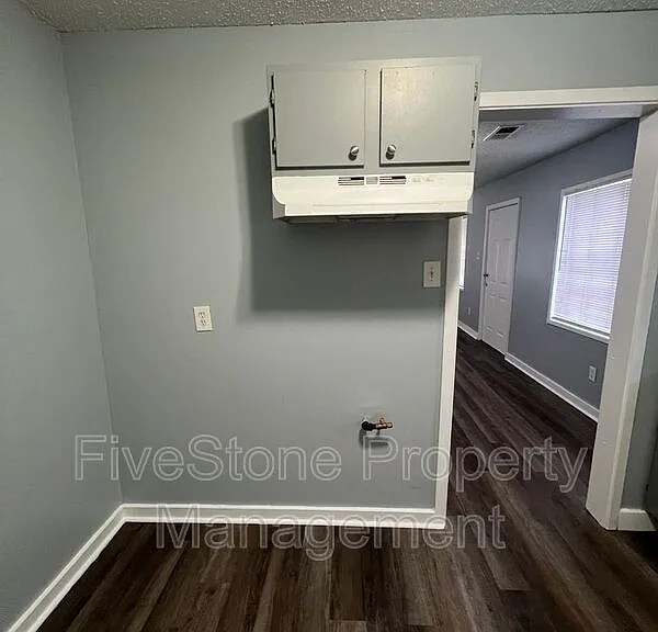 1300 Robin Hood Ln — Photo 8