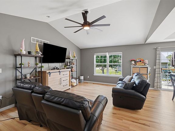 3rd image of 1345 Browning Dr