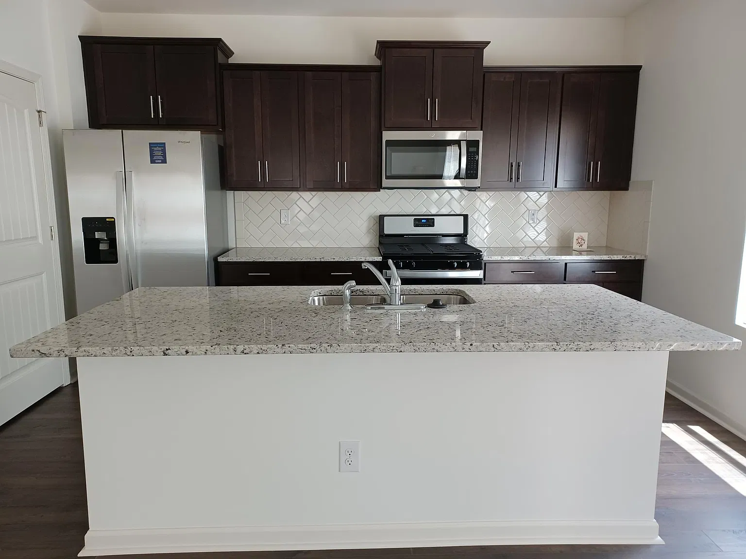 4 bed, 2.5 bath, 1884 sqft, $1,975 — Photo 2