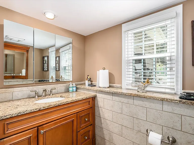 24 Sharon Rd — Photo 11