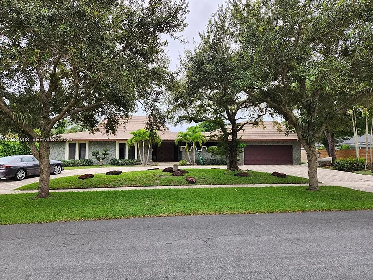 5860 SW 8th St — Photo 1