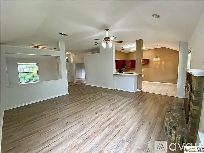 3 bed, 2.0 bath, 1876 sqft, $2,000 — Photo 2